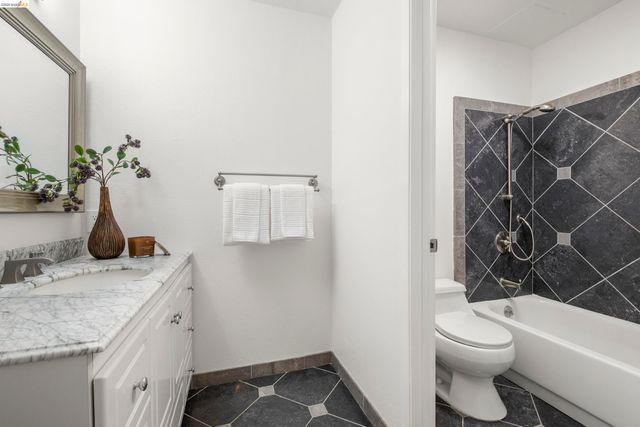 8 Admiral Dr A229, Emeryville, CA 94608