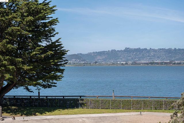 8 Admiral Dr A229, Emeryville, CA 94608