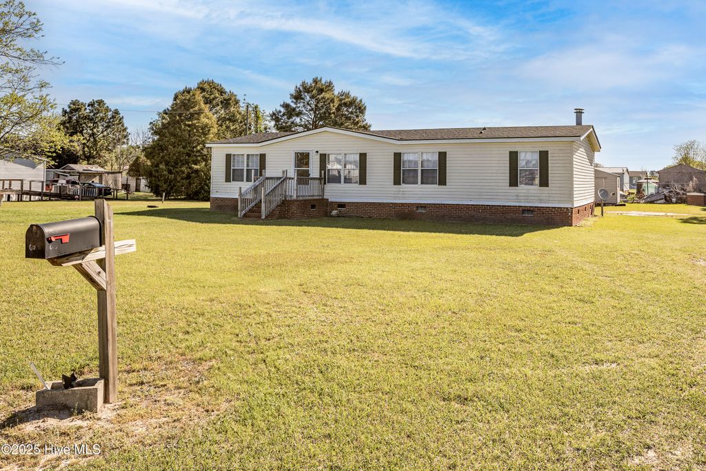60 Joyce Lane, Clinton, NC 28328