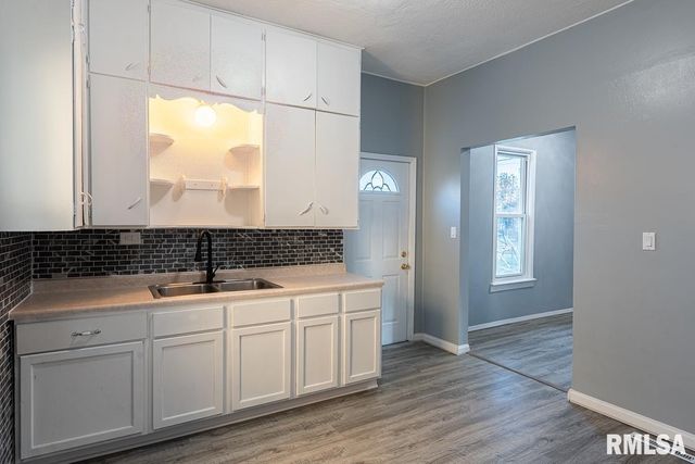 2008 DIXWELL Street, Davenport, IA 52802