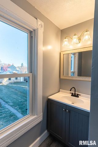 2008 DIXWELL Street, Davenport, IA 52802