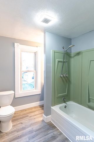 2008 DIXWELL Street, Davenport, IA 52802