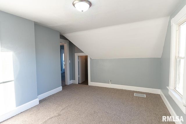 2008 DIXWELL Street, Davenport, IA 52802