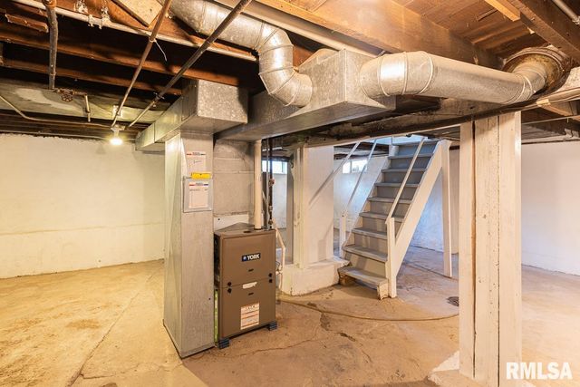 2008 DIXWELL Street, Davenport, IA 52802