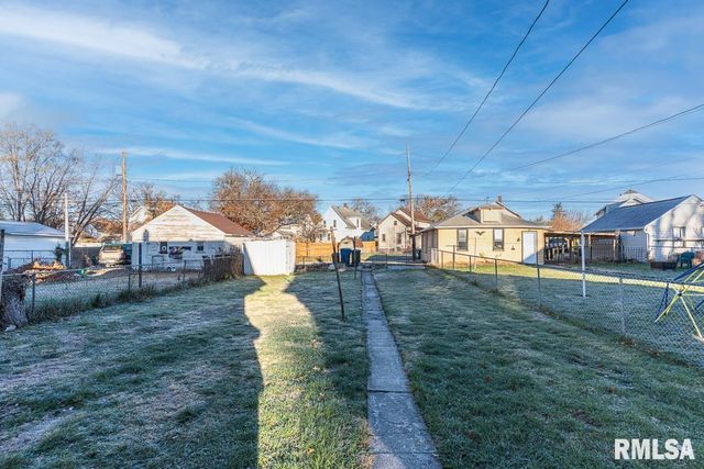 2008 DIXWELL Street, Davenport, IA 52802