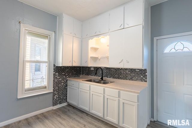 2008 DIXWELL Street, Davenport, IA 52802