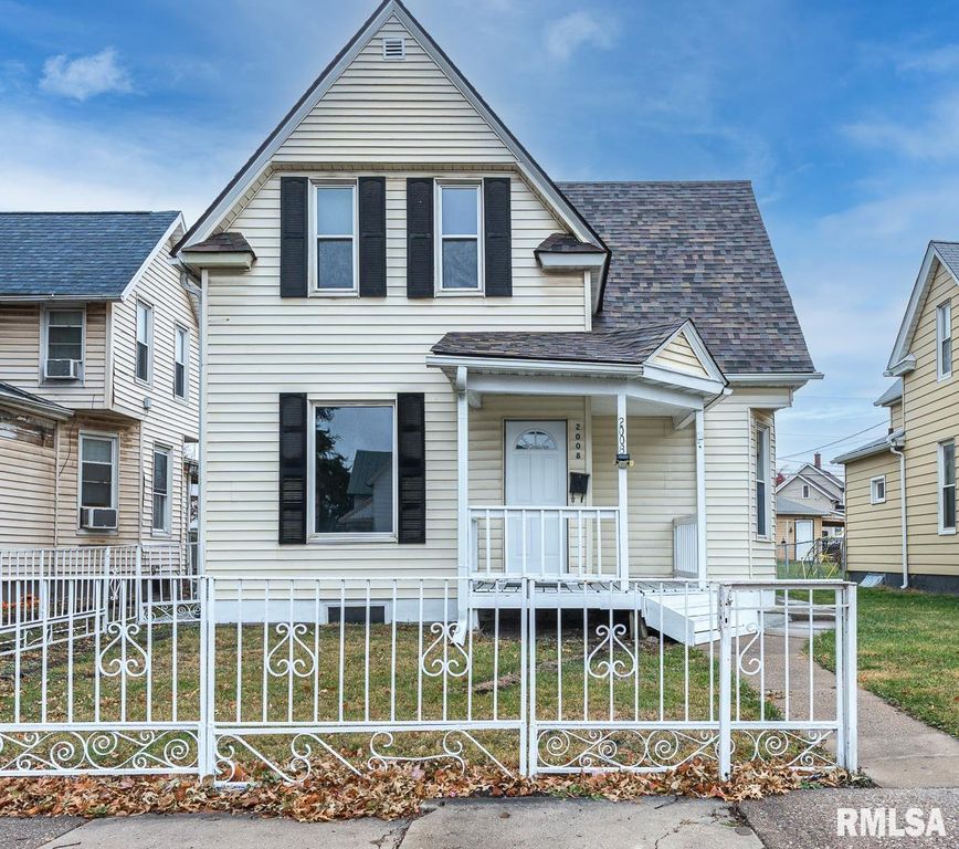 2008 DIXWELL Street, Davenport, IA 52802