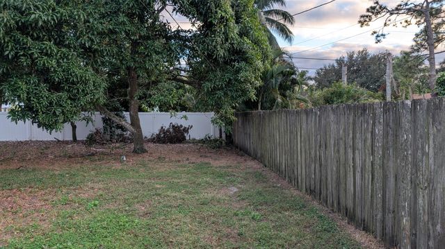522 NW La Brea Avenue, Port St Lucie, FL 34983