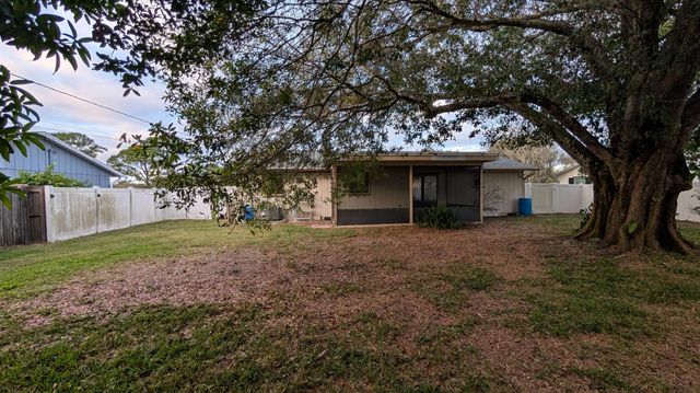522 NW La Brea Avenue, Port St Lucie, FL 34983
