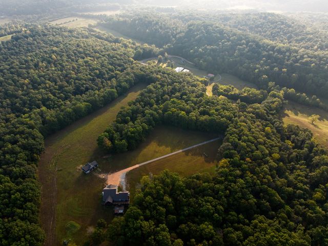 450 Lowe Branch Rd, Centerville, TN 37033