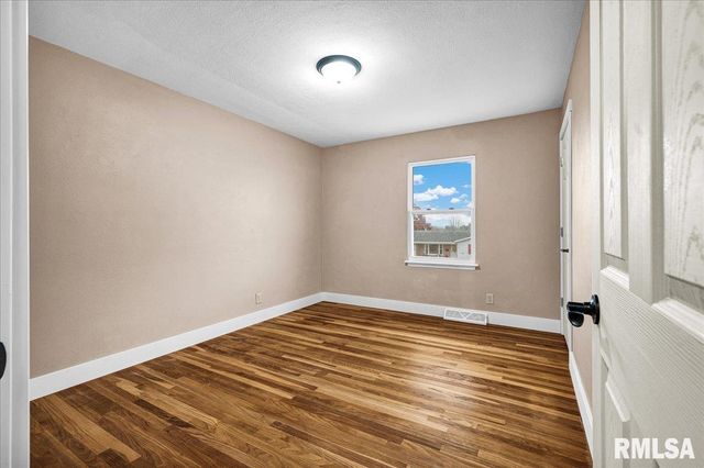 303 S HOLLYBROOK Drive, Chillicothe, IL 61523