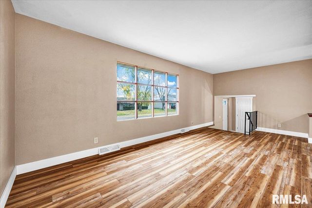 303 S HOLLYBROOK Drive, Chillicothe, IL 61523