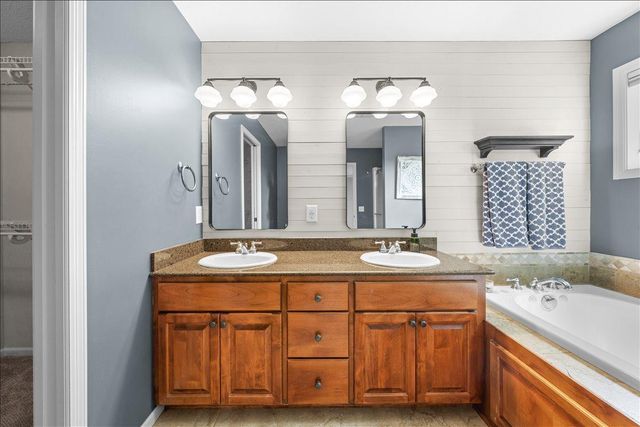 11605 Ivywood Trail, Woodbury, MN 55129