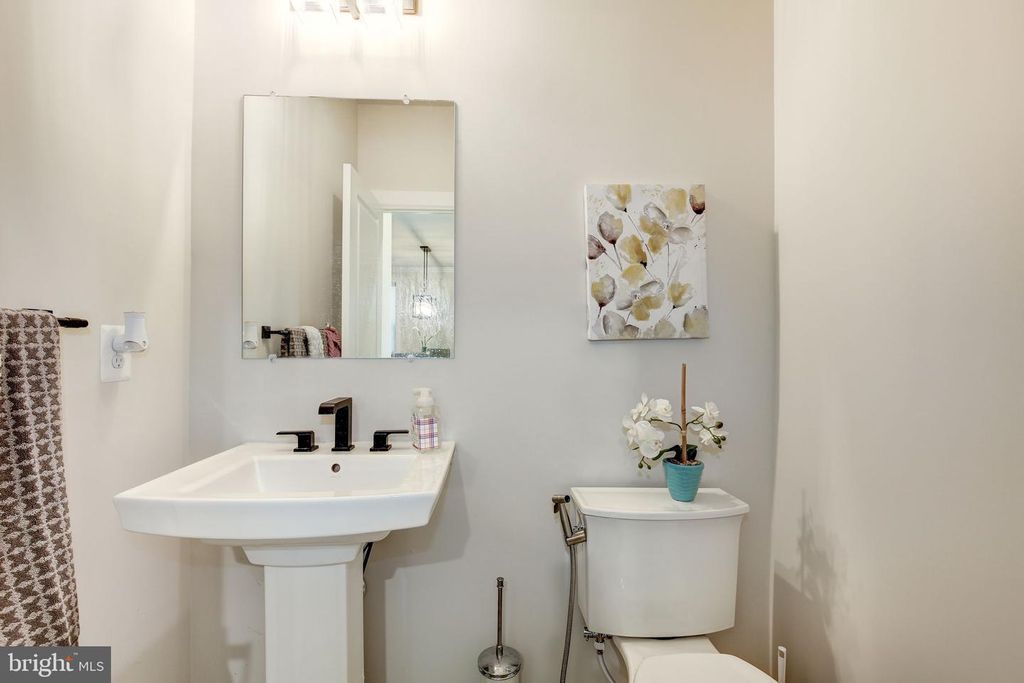 Image 17 of property listing at 6547 CLUBHOUSE DR, Laurel, MD 20708