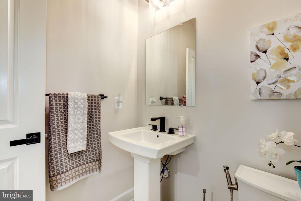 Image 18 of property listing at 6547 CLUBHOUSE DR, Laurel, MD 20708