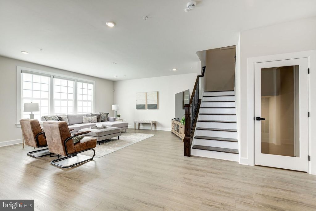 Image 19 of property listing at 6547 CLUBHOUSE DR, Laurel, MD 20708