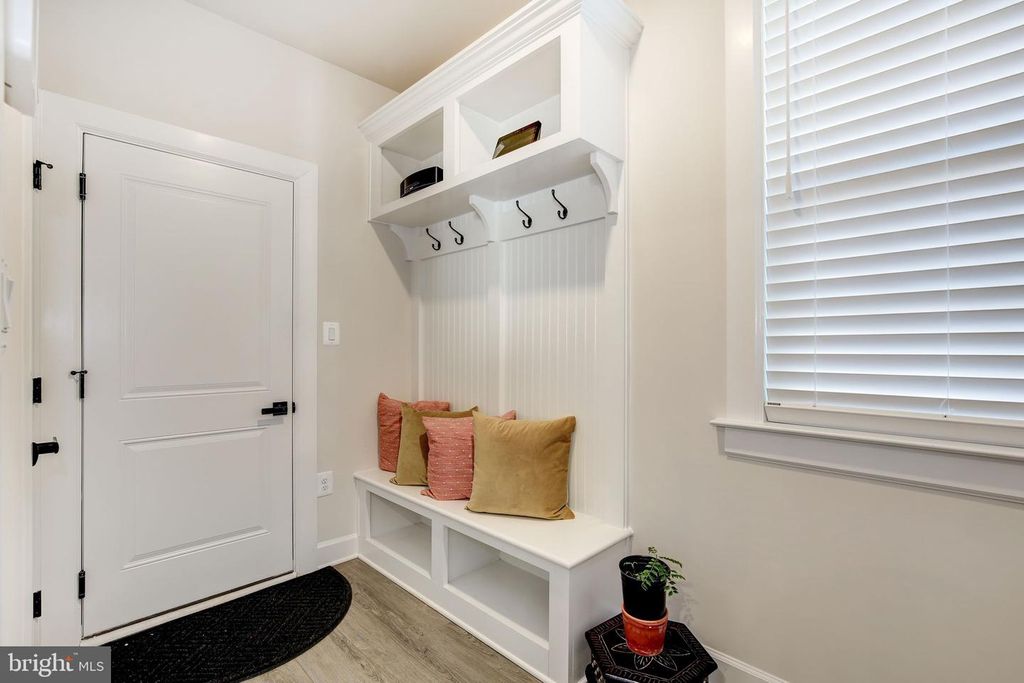 Image 34 of property listing at 6547 CLUBHOUSE DR, Laurel, MD 20708