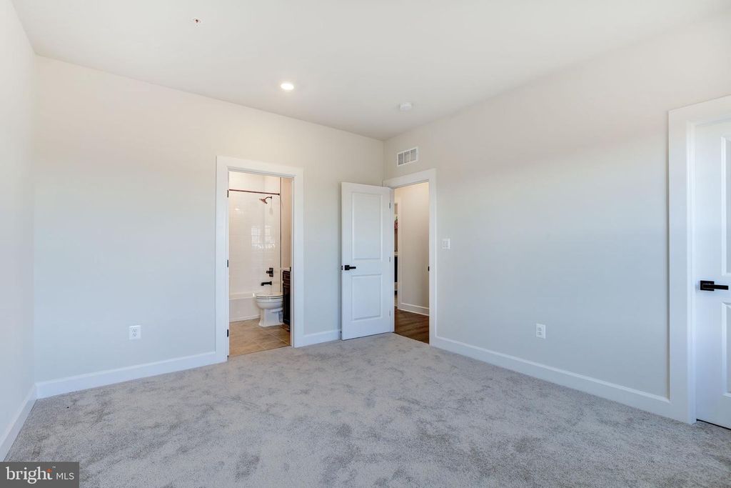 Image 51 of property listing at 6547 CLUBHOUSE DR, Laurel, MD 20708