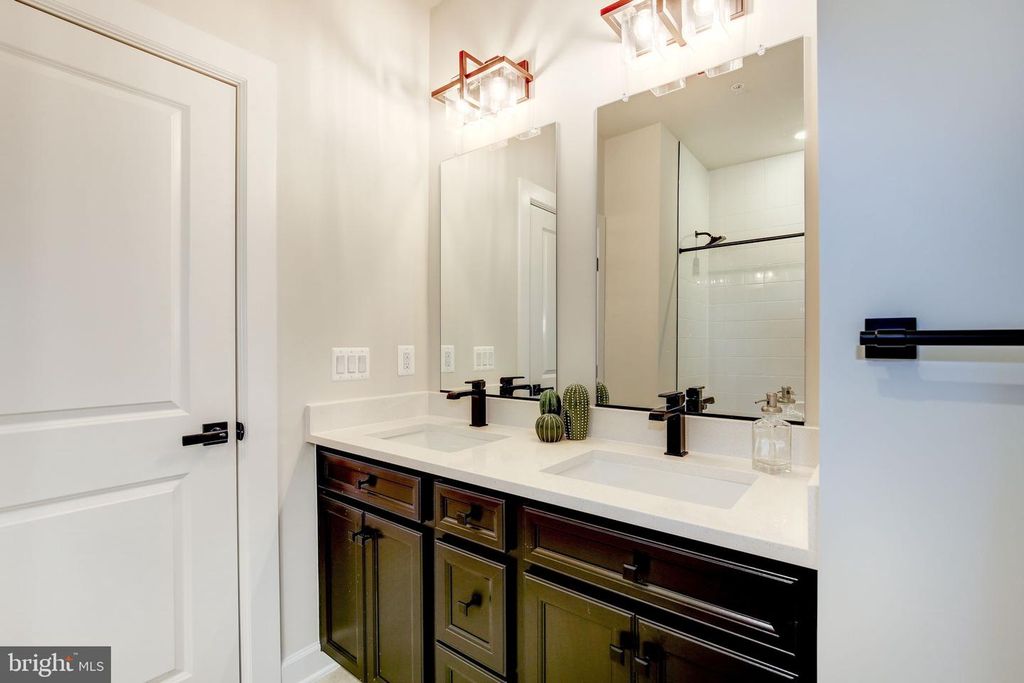 Image 58 of property listing at 6547 CLUBHOUSE DR, Laurel, MD 20708