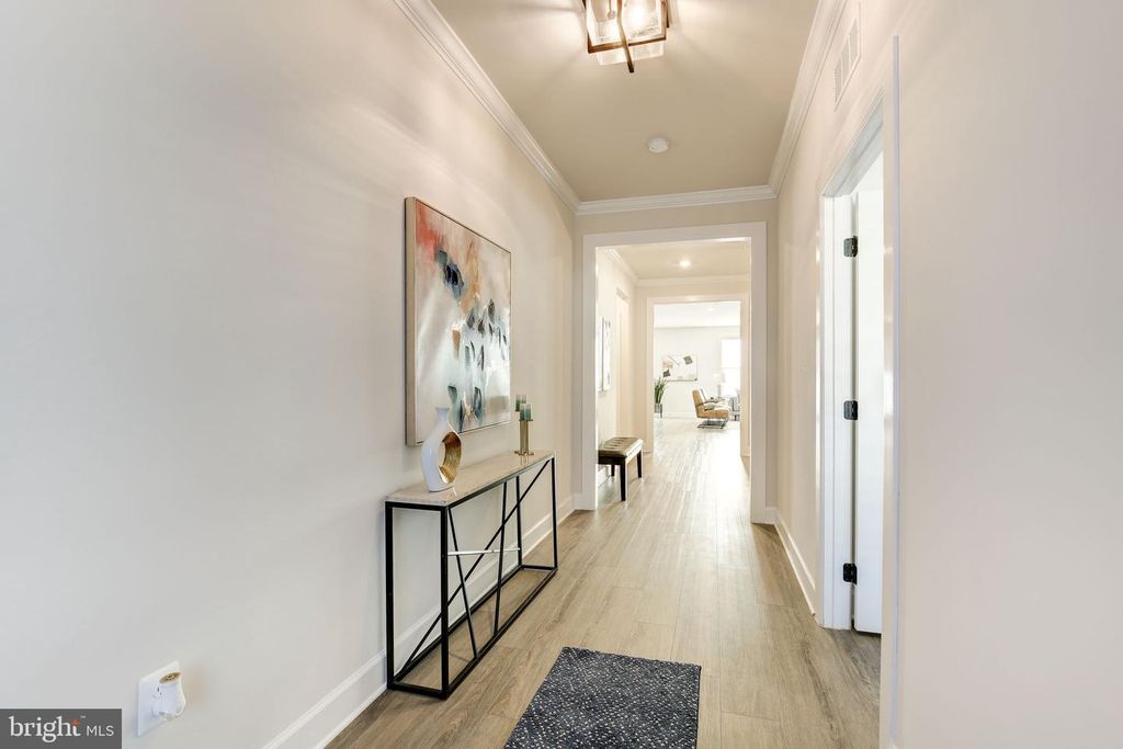 Image 7 of property listing at 6547 CLUBHOUSE DR, Laurel, MD 20708