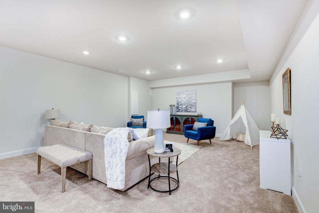 Image 70 of property listing at 6547 CLUBHOUSE DR, Laurel, MD 20708