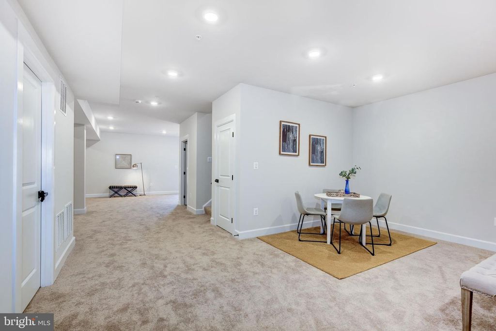 Image 73 of property listing at 6547 CLUBHOUSE DR, Laurel, MD 20708