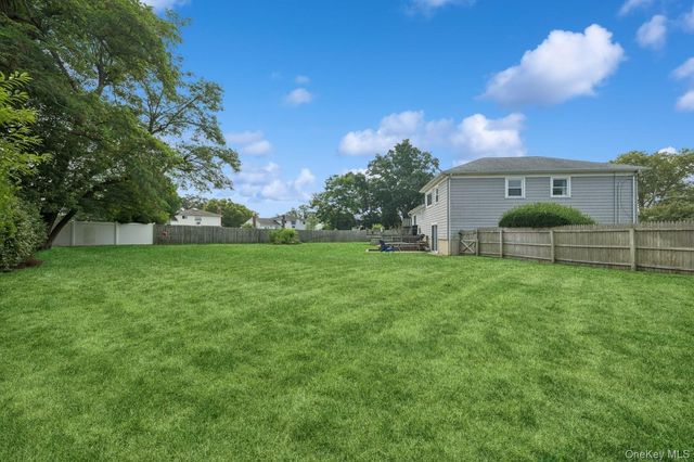 330 Grover Avenue E, Massapequa Park, NY 11762