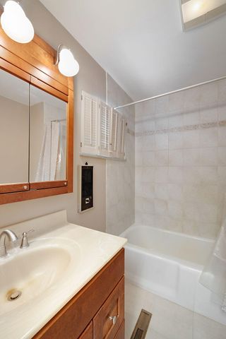 203 Oakridge Court, Valparaiso, IN 46385