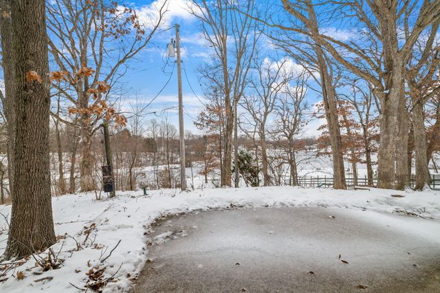 203 Oakridge Court, Valparaiso, IN 46385