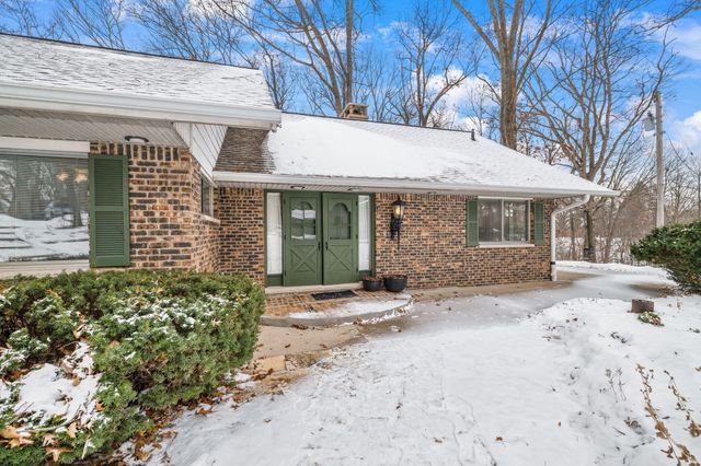 203 Oakridge Court, Valparaiso, IN 46385