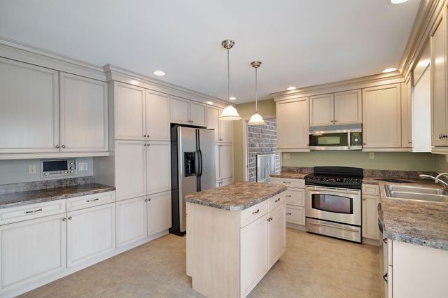 203 Oakridge Court, Valparaiso, IN 46385