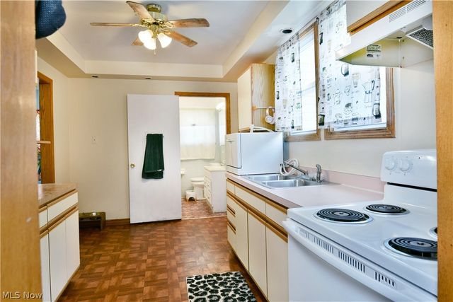 405 Oak Knoll Avenue SE, Warren, OH 44483