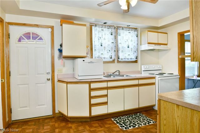 405 Oak Knoll Avenue SE, Warren, OH 44483