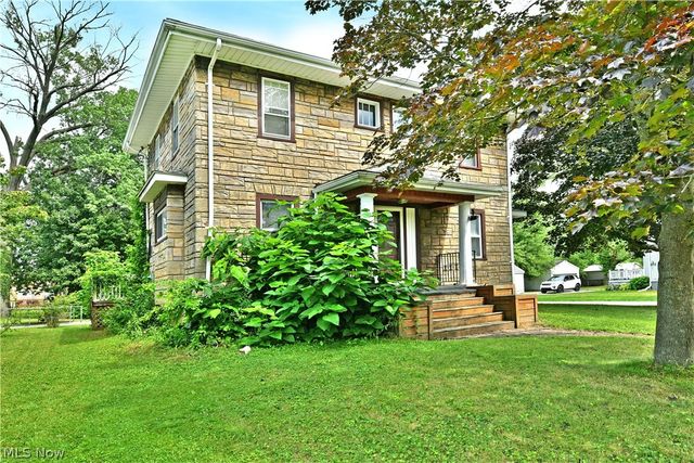 405 Oak Knoll Avenue SE, Warren, OH 44483
