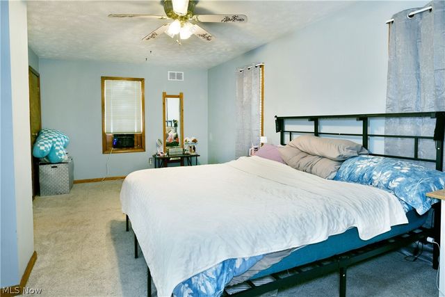 405 Oak Knoll Avenue SE, Warren, OH 44483