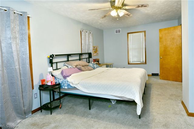 405 Oak Knoll Avenue SE, Warren, OH 44483