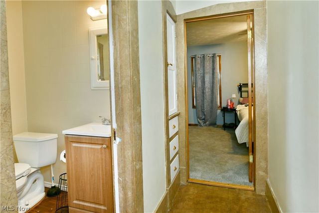 405 Oak Knoll Avenue SE, Warren, OH 44483