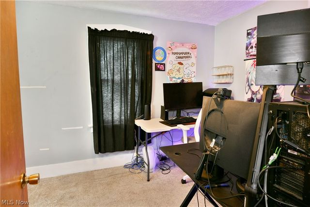405 Oak Knoll Avenue SE, Warren, OH 44483