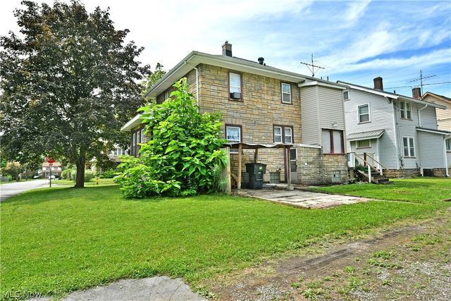 405 Oak Knoll Avenue SE, Warren, OH 44483