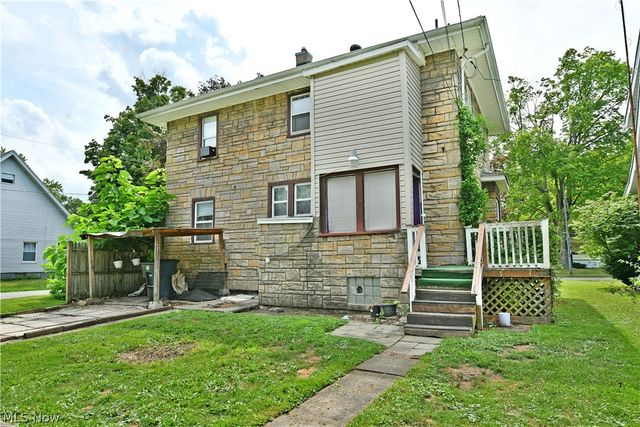 405 Oak Knoll Avenue SE, Warren, OH 44483