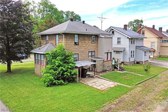 405 Oak Knoll Avenue SE, Warren, OH 44483