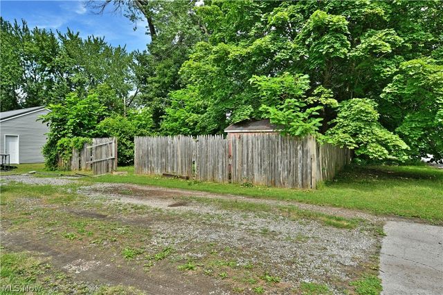 405 Oak Knoll Avenue SE, Warren, OH 44483