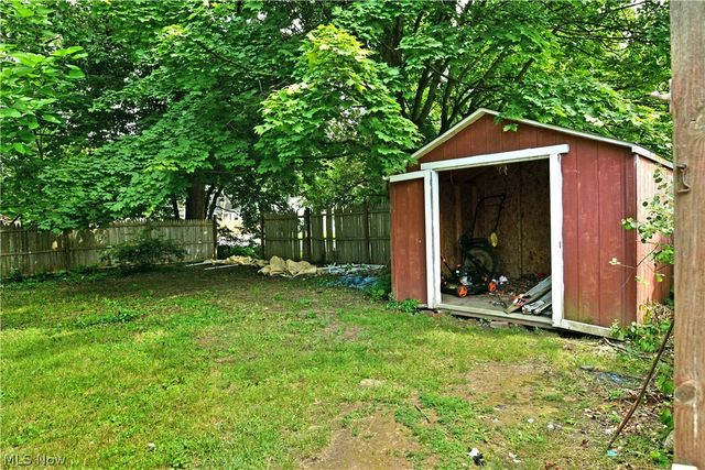 405 Oak Knoll Avenue SE, Warren, OH 44483