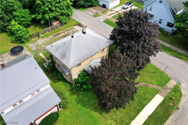405 Oak Knoll Avenue SE, Warren, OH 44483