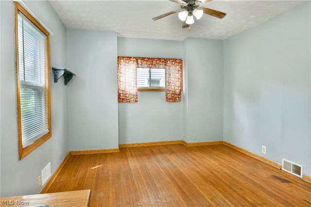405 Oak Knoll Avenue SE, Warren, OH 44483