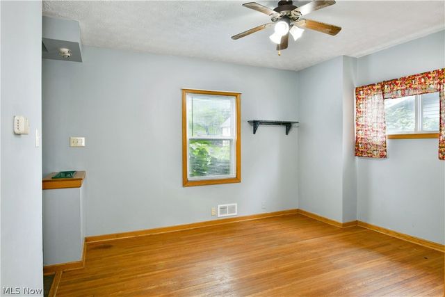 405 Oak Knoll Avenue SE, Warren, OH 44483