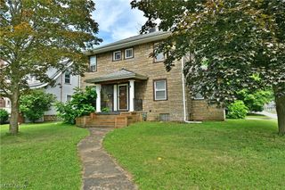 405 Oak Knoll Avenue SE, Warren, OH 44483