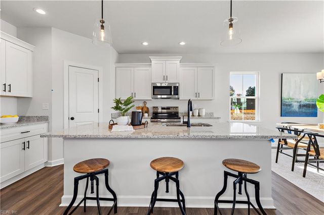 8 Apron DR, Suffolk, VA 23434