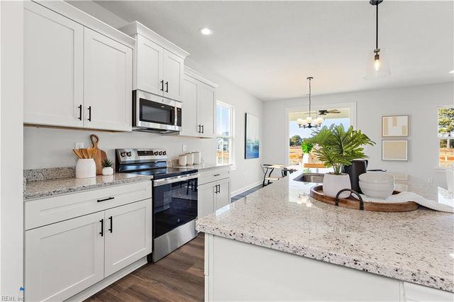 8 Apron DR, Suffolk, VA 23434