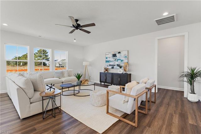 8 Apron DR, Suffolk, VA 23434